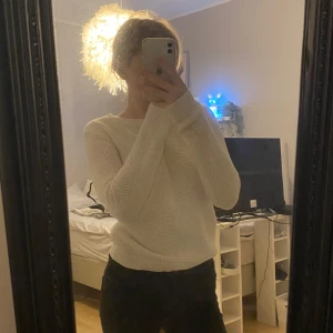 Vit stickad tröja från Vila - Säljer en  vit stickad tröja från Vila. Tröjan har en rund halsringning och långa ärmar, perfekt för kyligare dagar. Den är mjuk och bekväm, idealisk för en avslappnad look. Passar bra till jeans eller kjol.💕