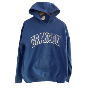 Vintage - Branson Hoodie - Säljer en blå vintage branson hoodie. Perfekt för en avslappnad stil.  Cond 8-10, Storlek L fits M