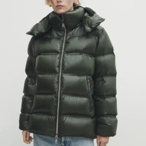 Grön Massimo dutti jacka - Intressekoll på min Massimo Dutti jacka. Använd en vinter men är sugen på en ny nu därav vill jag se om det finns folk intresserade 