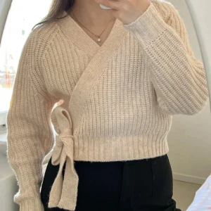 Knitted wrap cardigan - Säljer denna stickade kofta från Even&Odd  i storlek M passar mig som har storlek XS/S jättefin och bekväm att ha på sig. I ny skick, kortet är på.  Vid fler frågor och bilder kontakta mig💕