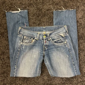 Lågmidjade Replayjeans  - Säljer då de är för stora för mig (håller in de i midjan på bild). Raka, lågmidjade. Midjemått: 43 cm tvärs över. Innerbenslängd: 78 cm 💕