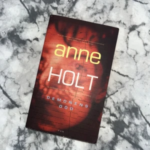 Demonens död - Spännande kriminalroman av Anne Holt där ett brutalt mord på ett hem för barn väcker frågor. Kommissarie Hanne Wilhelmsen står inför en komplex utredning. Perfekt för regniga dagar! Pocketformat