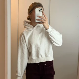 Vit hoodie från Zara - Säljer en supermjuk och bekväm vit hoodie från Zara i storlek 164. Priset kan diskuteras ❤️