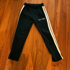 Gröna Palm Angels Byxor - Säljer nu dessa då jag ej använder dom längre. Skick 9,5/10 använda ca 10 gånger. Storlek M