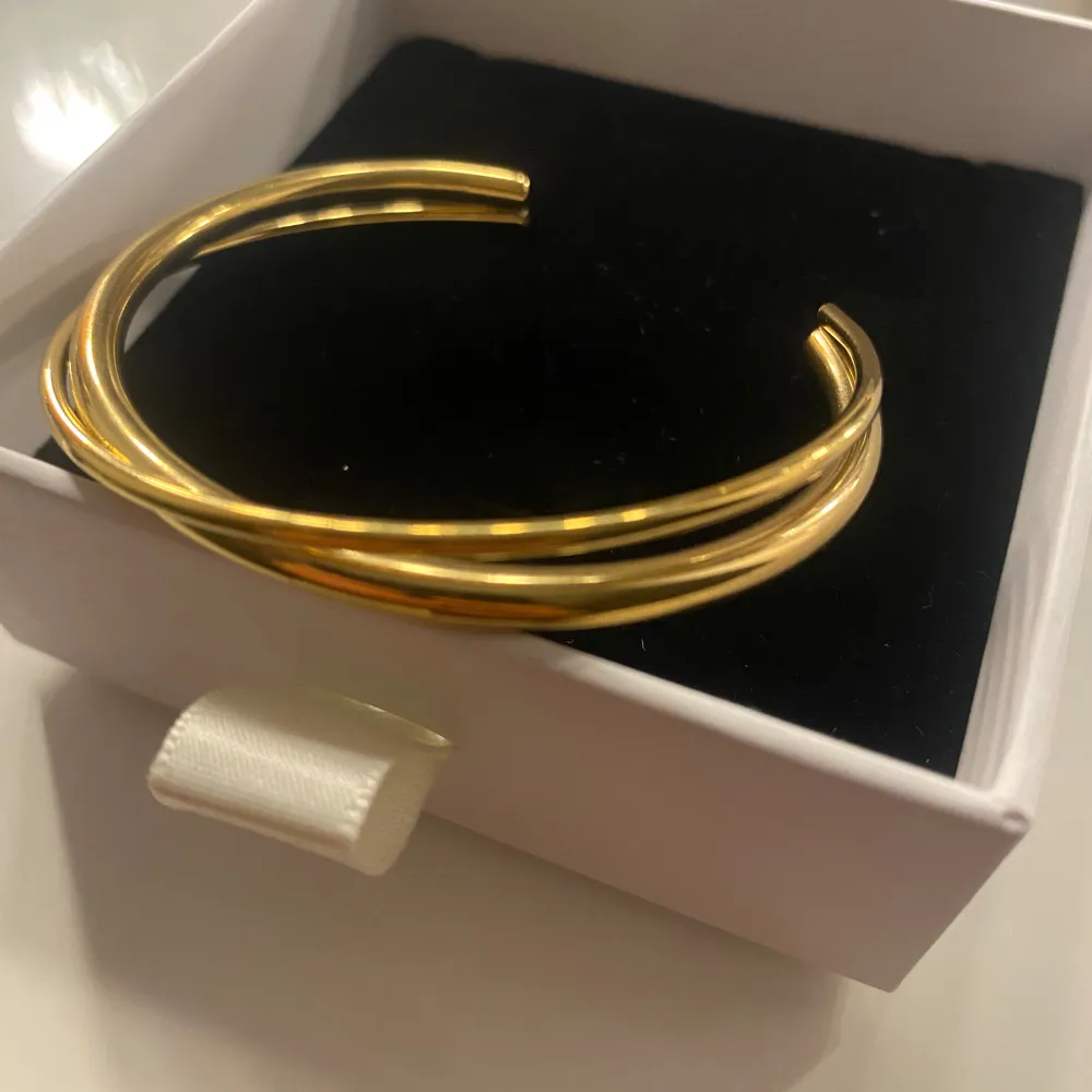 Skitsnyggt armband, guldplaterat rostfritt stĂ„lđ SĂ€ljer tvĂ„ stycken lika dana!đđđ Helt nya, aldrig anvĂ€nda nĂ„gonsiiin. Asusteet.