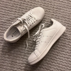 Vita sneakers från Race Marine - Snygga vita sneakers från Race Marine i storlek 38. Använda väldigt få gånger så de är fortfarande i mycket bra skick