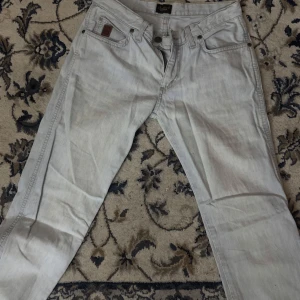 Ljusa jeans från Crocker - Säljer ett par ljusa jeans från Crocker, low waist bootcut, säljer då jag ej får på mig dom 