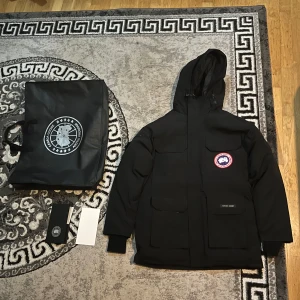 Canada Goose Expedition Heritage Parka - Hej! Tack för ditt intresse för denna Canada Goose jacka, Köptes ursprungligen själv, eftersom den var trendig överallt men det slutade med att jag inte gillade passformen på mig själv. Lagom till jul och vädret börjar bli kallt överallt. Mätningar finns tillgängliga på begäran! ⭐️ fraktar samma dag 😁 Om du har några andra frågor är meddelanden öppna 😊 Tack !