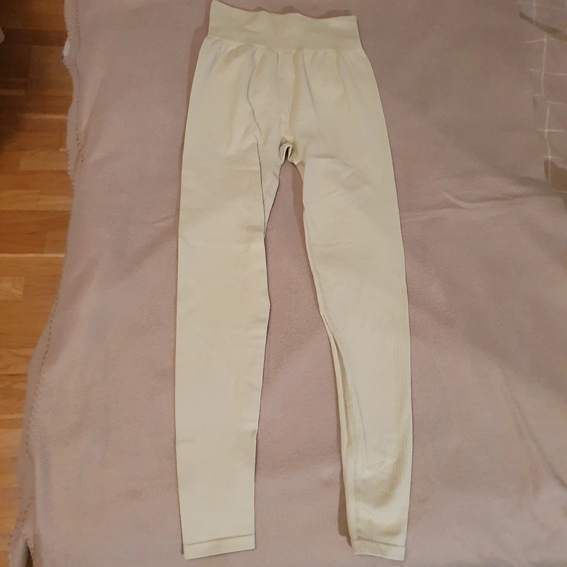 Ljusgula ribbade leggings från H&M Sport - 90