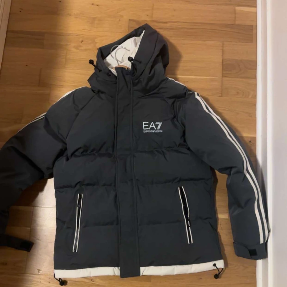 Svart pufferjacka från EA7