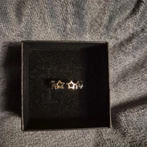 Stjärna ring silver  - GRATIS GÅVA MED VARGE ORDER!! Finns även som julklapp! Supertrendig stockholmsstil tjejer, ring guld. Vinter ring smycke. Gjord av rostfritt stål, jag svarar och skickar alltid snabbt!