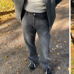 Relaxed Jeans Djerf Avenue - Grå jeans från Djerf Avenue i storlek 27. Använd ett fåtal gånger så i bra skick! Nypris 1500kr. 