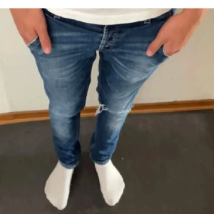 Dondup jeans - Storleken funkar bra för någon runt 175 och runt 60 kg.  Fint skick slitningar på ett knä men annars riktigt sköna 