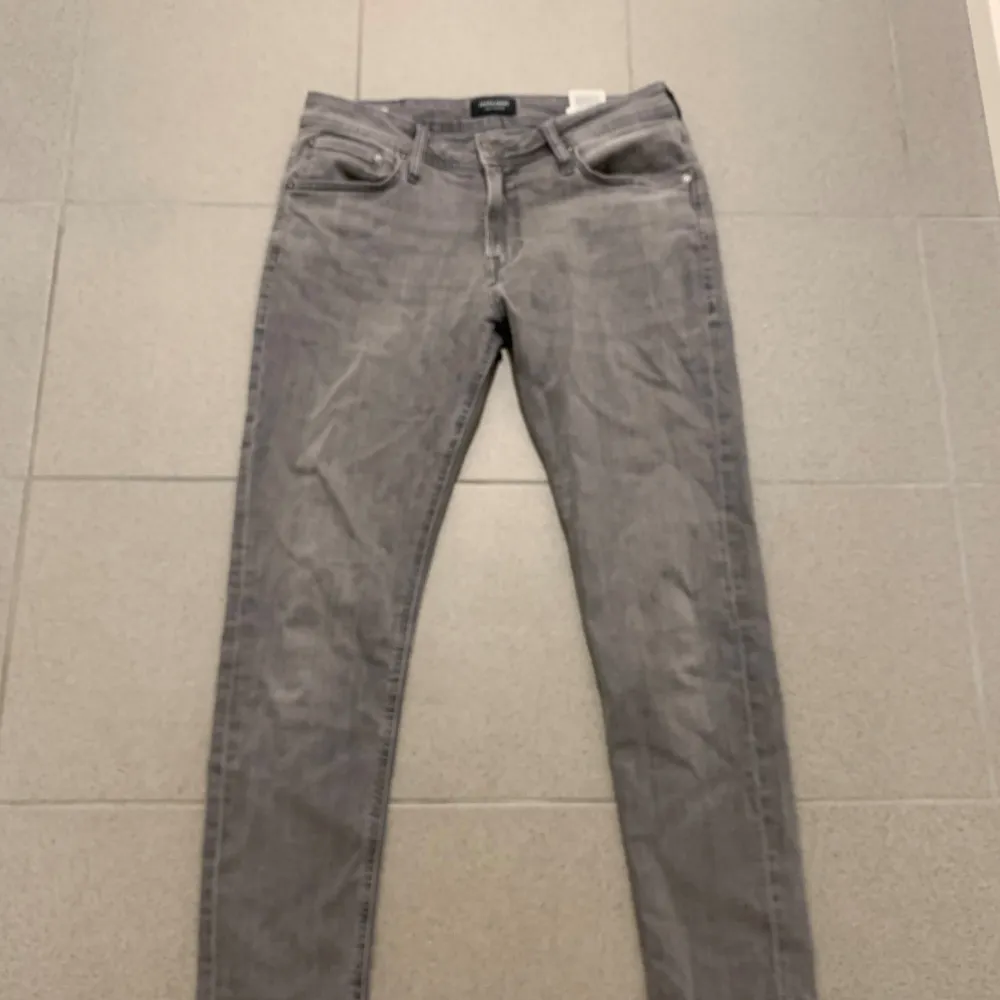 Säljer ett par snygga jack and Jones jeans i strlk w32 L30. Mycket bra skick, sitter som slim fit. Pris kan eventuellt diskuteras.  Tveka intw på frågor😊. Jeans & Byxor.