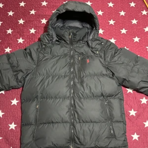 Polo Ralph Lauren - Hej. säljer min jacka som är köpt ifrån Boozt och är typ helt ny, har bara använt den en vintersäsongen så den är i mycket bra skick.  Hör av dig om du vill ha bilder eller något du undrar över. 