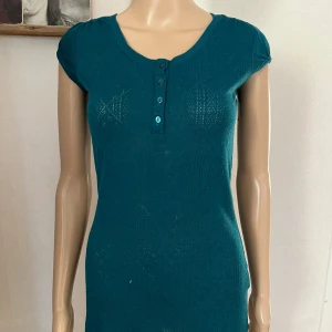 Stickad grön topp T-shirt  - Inget att anmärka på 