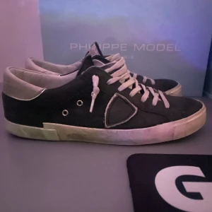 Phillipe modells - Tjo säljer dessa riktigt feta phillipe modell skorna  ny pris är 3700kr skorna är i fint skick. Storleken är 41 med dom passar också 42. OBS Slitningarna på skorna Sk vara där Under snabb affär kan priser diskuteras