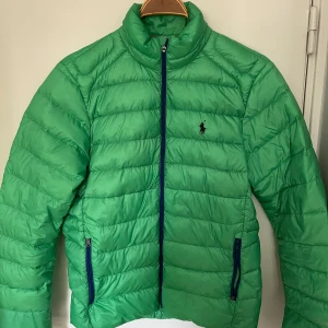 Ralph lauren jacka grön - Säljer nu min riktigt snygga ralph lauren jacka då den inte längre passar. Jackan är i storlek S, och i riktigt bra skick. 