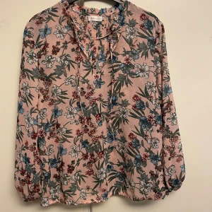 Skjorta - Dam skjorta i storlek M i nästan nyskic