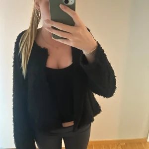 Fluffig kofta/jacka - En fluffig kofta/jacka med okänd storlek och märke men skulle säga att den passar xs-M