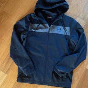 Underarmour vindjacka skaljacka - En svart underarmour skaljacka perfekt skick inga tecken på användning bara att det går inte att stänga jackan alltså att Zipen e sönder men går o fixa