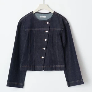 Jeansjacka  - Jeansjacka från Gina tricot som är helt oanvänd då den är förstor för mig. 