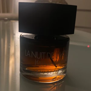 Ny lanuit de l home perfym  - Säker denna yvesssint Laurent perfym, köpte de. Förra veckan och har andvent runt 5 sprut. Helt ny sckik, köpte den för 1020 och säljer den för 800, det är 60 ml 