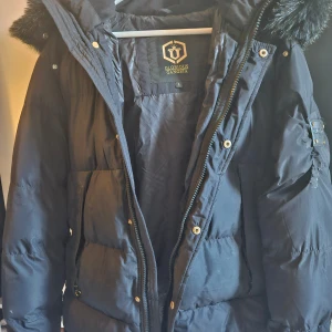 Herr vinterjacka Glorious Gangsta - Mycket varm herr vinterjacka i strl L. Finns lite laglappar.