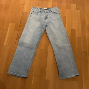 Levis jeans - Nästan helt oanvända för de är för små