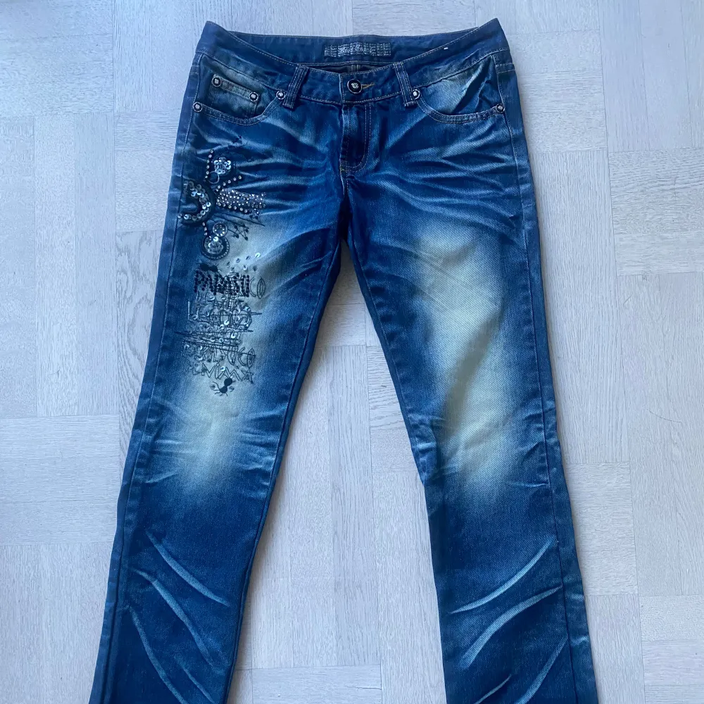 Skitcoola lågmidjade jeans med så snygga detaljer! 🫶 De har en lätt bootcut! Midjemått: 38/39cm Innerbenslängd: 80cm Gren: 21cm . Farkut & Housut.