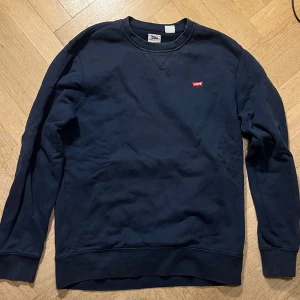 Tröja - Mörkblå tjocktröja från Levis. Säljer den eftersom jag inte använder den längre. Lite solbränd precis under kragen på framsidan men annars bra skick och nytvättad. Pris är alltid diskuterbart. Var inte rädda att fråga frågor!!
