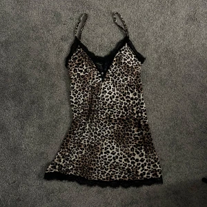 Leopard pyjamas - Passar stl xs-m. Använd ca två gånger. Inga defekter.