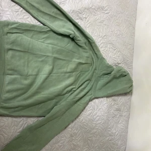 Turkos färg hoodie - Hoodien är från kappahl. storlek 158/ 164