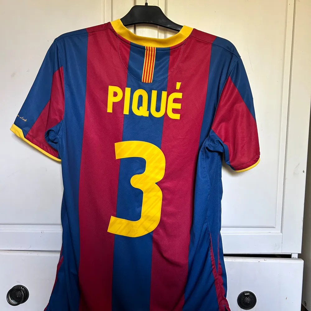 FC Barcelona football shirt from season 10/11 Pique on the back Size medium Its real, and in very Good condition . Sportswear.