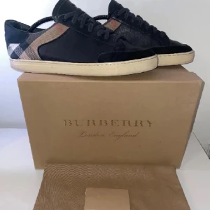 Burberry  - Intressekoll på dessa otroligt fina burberry skorna i strl 44 🤩