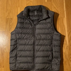 Uniqlo väst - Säljer min väst pga att den är för liten. Skick är 9/10 inget hål eller skada på västen. Storleken passar både S och XS, skriv vid minsta fundering!