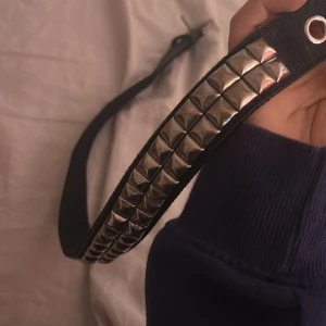 Nit bälte  - As coolt bälte med nitar!!! Säljs för att de inte passar mig tyvärr 