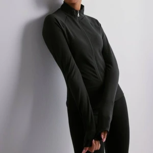 Nelly tröja - Zip tränings tröja från Nelly. Nästan ny!