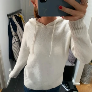 Stickad hoodie - Säljer min stickade hoodie, använd en gång, storlek s/m