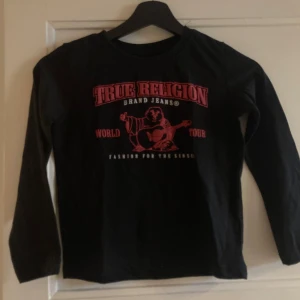 true religion topp - Köpt second hand men i jättebra skick. Tror den är i barnstorlek egentligen men passar bra till xs/s🌟