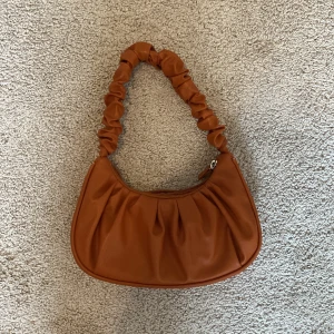 Handväska - Det är en handväska gjord av skinn material helt ny har aldrig använt den inga skrapor eller något.