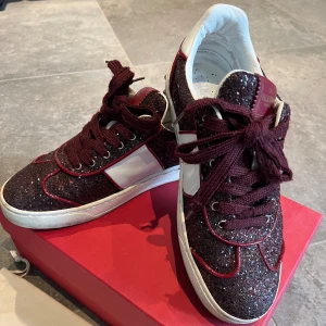 Valentino flycrew - Valentino flycrew i nyskick💕alla nitar är kvar och de är i jättebra skick!! Dustbag och skolåda tillkommer! Skorna säljs inte längre och därför väldigt sällsynta!