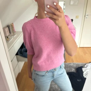 Stickad kortärmad  - Jättefin rosa stickad tröja från Veromoda i stl S💕 säljer pga inte använder den. Jätte fint skick nästan aldrig använd. 
