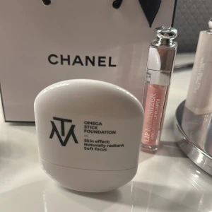 Foundation N3 - Stickfoundation från MAKE THE MAKE som passar dig med neutral mot varm hudton. Ljus/medium färg. N3. Nypris 279, mitt pris 149 kr. Passar normal /bland/ fet hy. Ej torr som min!  Knappt använd. Rengör ”översta lagret” och spritar noggrant innan köp!!