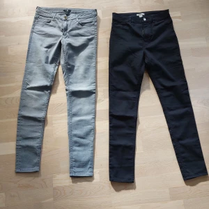2 par Jeans - Två par jeans i stretchigt material. I stort sett oanvända. Små i storleken. Ett par svarta och ett par ljusgråa. 100 kr totalt för bägge.