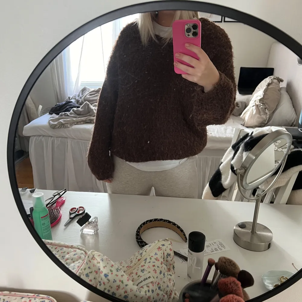Jätteskön stickad tröja!! Använd fåtal gånger och är lite lurvig 🤎🤎 storlek 38. Neuleet.
