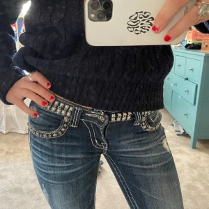 Miss me jeans - Så najs mörka miss me jeans, med nitar och andra detaljer längs linningen. Storlek: 26, midjemått: 82cm, innerbenslängd: 70cm, mått längst ner vid foten: 16 cm rakt över