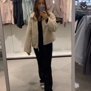 Populär teddyjacka - Den populära teddyjackan från H&M, sparsamt använd 