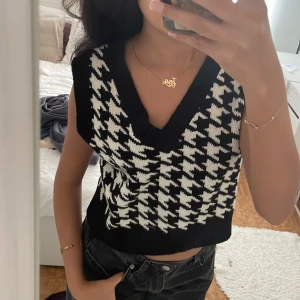 Vit och svart stickade tröja  - Jättefin stickade tröja!