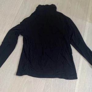 Svart turtleneck  - Vanlig svart turtleneck, figursnära, bra kvalite, jätte skön och bekväm. Toppskick. GINA TRICOT. Köpte för 299